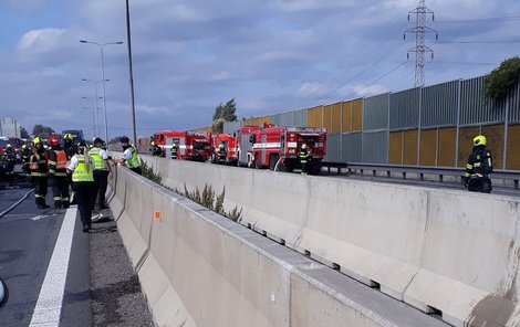 Tři mrtví po hromadné nehodě na D1 u Brna! Na 188. kilometru hoří náklaďák, kolony v obou směrech.