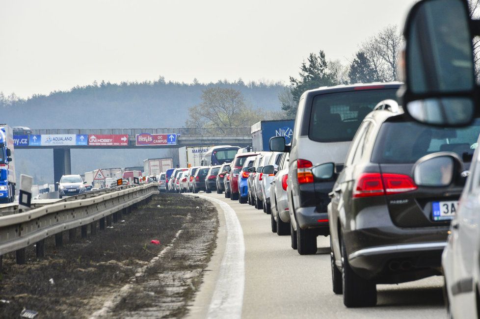 Nehoda osobního auta a dodávky uzavřela dálnici D1 směrem na Prahu (ilustrační foto).