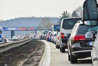 Dálnice D10 u Prahy přes dvě hodiny stála. Auto tam po nehodě skončilo na střeše