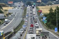 Řidiči, pozor: 11 km dlouhá kolona na D1 ve směru na Brno! Dálnice je samá díra