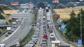 Nehody zablokovaly dálnici D2 u Brna, vznikly dlouhé kolony