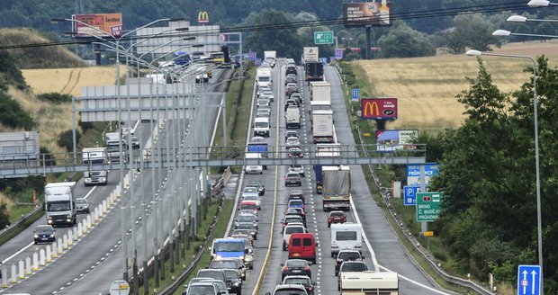 Dlouhé kolony se od rána tvoří na dálnici D2 ve směru na Brno. Vznikly následkem dvou dopravních nehod. Ilustrační foto