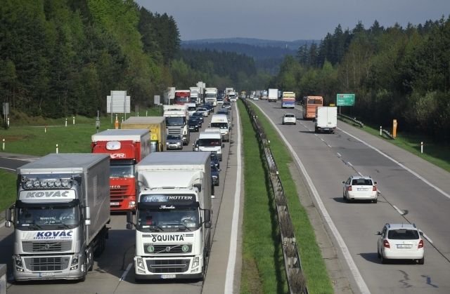 Na dálnici D1 byla až 26 kilomterů dlouhá kolona. Kvůli práci na silnici, kde nebylo po dělnících ani vidu, ani slechu (ilustrační foto).