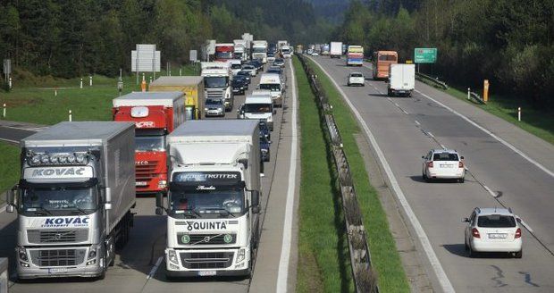 Na dálnici D1 byla až 26 kilometrů dlouhá kolona. Kvůli práci na silnici, kde nebylo po dělnících ani vidu, ani slechu (ilustrační foto)