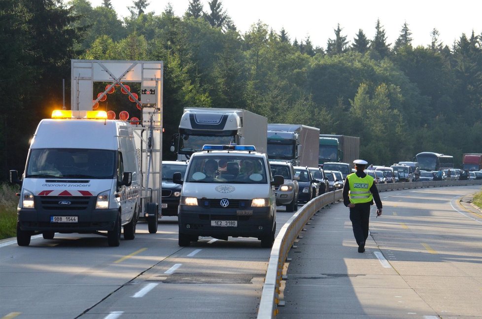 Po dobu uzavření není stanovena objízdná trasa, automobily se tedy budou štosovat přímo na dálnici. Budou kolony?