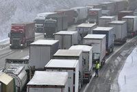 Zákaz jízdy kamionů vlevo nechá vláda Sněmovně. Dotkne se i sanitek a přívěsů?