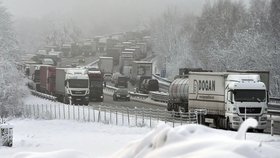 Z dálnice D1 se kvůli počasí stalo parkoviště.