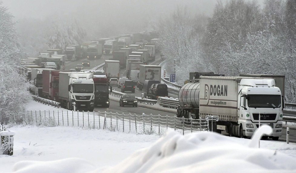 Komplikace na D1 se tuto zimu objevily opakovaně. Řidiči si postáli dlouhé hodiny