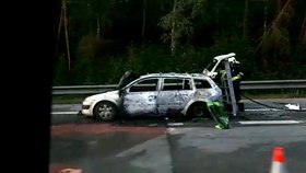 Na dálnici D1 hořelo auto: Zbyly z něj pouze trosky