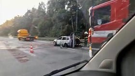 Na dálnici D1 hořelo auto: Zbyly z něj pouze trosky