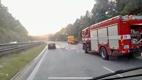 Na dálnici D1 hořelo auto: Zbyly z něj pouze trosky