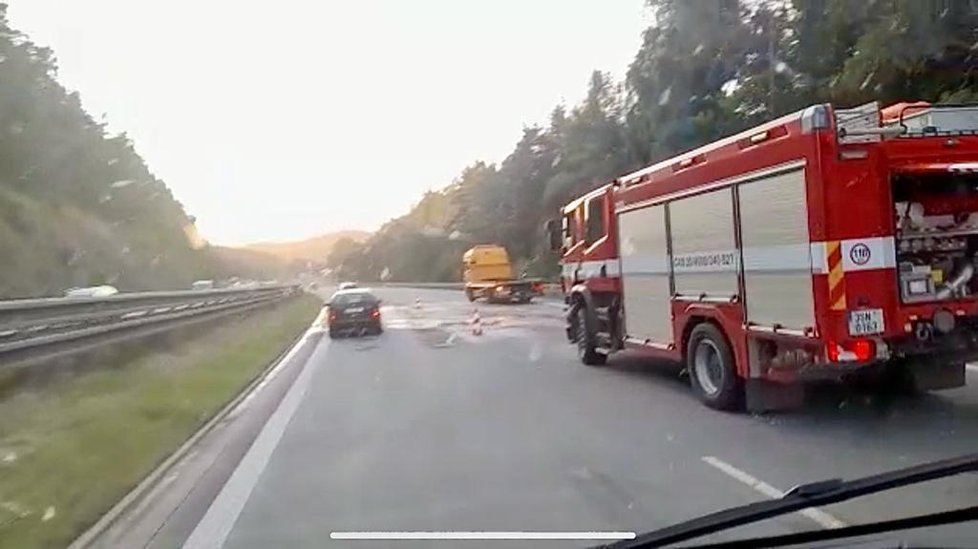 Na dálnici D1 hořelo auto: Zbyly z něj pouze trosky