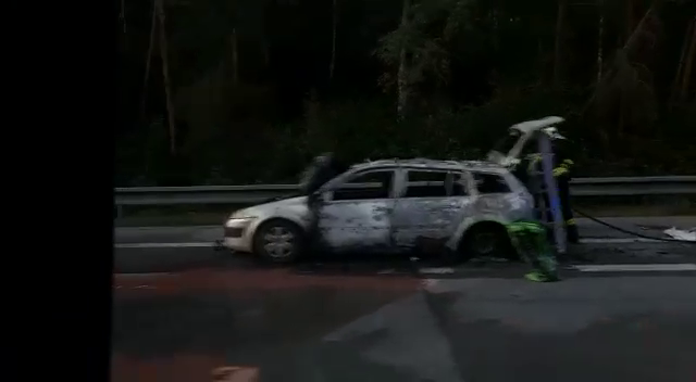 Na dálnici D1 hořelo auto: Zbyly z něj pouze trosky