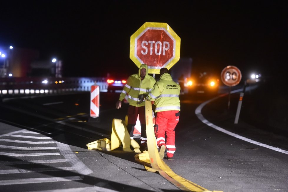 Silničáři v noci na 2. října 2021 odstraňují provizorní dopravní značení na posledním dokončeném zmodernizovaném úseku dálnice D1 mezi Velkým Beranovem a Měřínem na Vysočině.