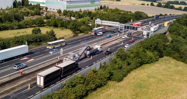 Nejpalčivější omezení v dopravě začalo: Na D1 u Prahy se vrátili stavaři, jezdí se jedním jízdním pruhem 