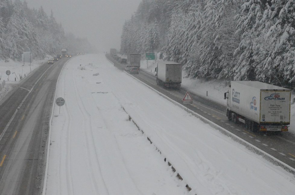 ŘSD zkontrolovalo dálnici D1 u Humpolce, kde firma Geosan měla opravit kaverny. Podle ŘSD se situace nezměnila, stavbaři na místě nebyli.