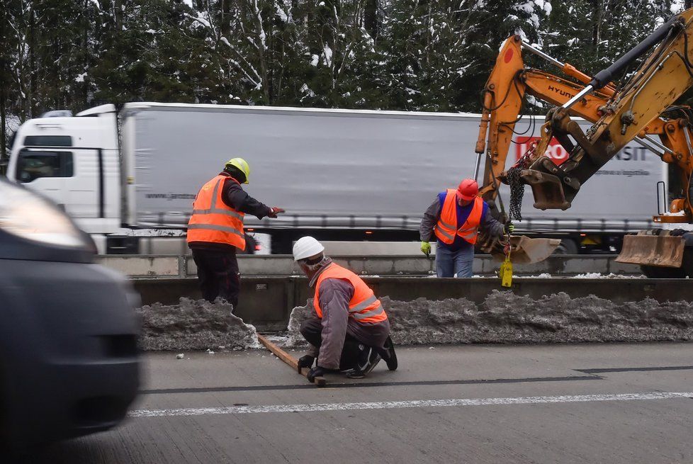 Na opravovaném úseku D1 mezi Humpolcem na 90. kilometru a Větrným Jeníkovem na 104. kilometru začali 19. prosince 2018 dělníci pracovat na rozšíření dálnice.