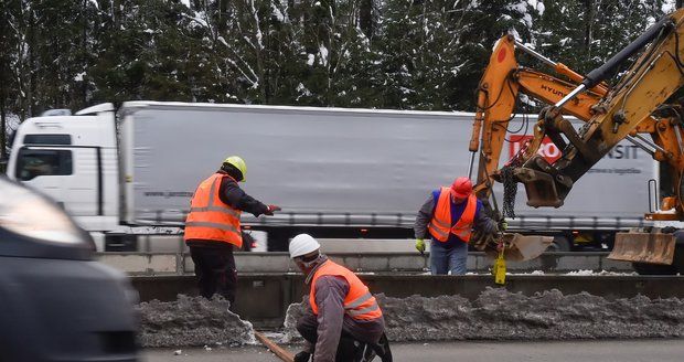 Na D1 odstraňují svodidla. Řidiči pojedou jedním pruhem, pak prý „peklo“ skončí