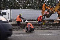 Na D1 odstraňují svodidla. Řidiči pojedou jedním pruhem, pak prý „peklo“ skončí