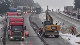 Na opravovaném úseku D1 mezi Humpolcem na 90. kilometru a Větrným Jeníkovem na 104. kilometru začali 19. prosince 2018 dělníci pracovat na rozšíření dálnice.