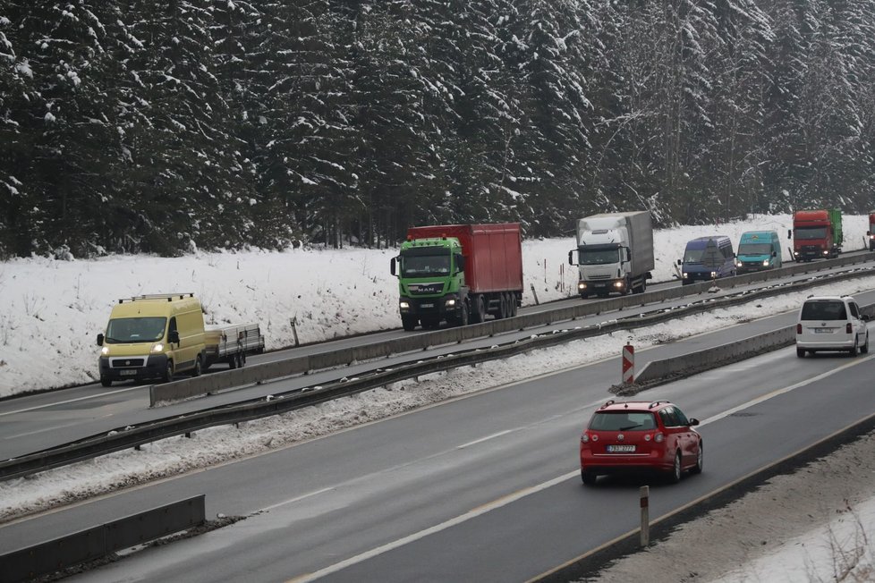 Komplikace na D1 se tuto zimu objevily opakovaně. Řidiči si postáli dlouhé hodiny