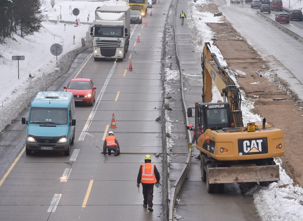 Na opravovaném úseku D1 mezi Humpolcem na 90. kilometru a Větrným Jeníkovem na 104. kilometru začali 19. prosince 2018 dělníci pracovat na rozšíření dálnice.