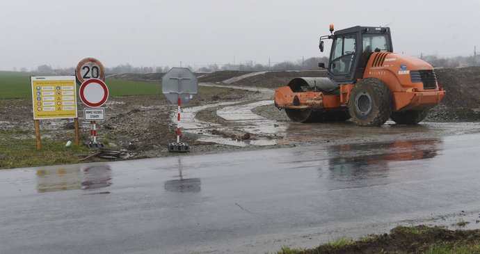 Ředitelství silnic a dálnic připravuje prvních deset návrhů na vyvlastnění nemovitostí, které jsou na trase plánované dálnice D1 u Přerova. Ještě bude jednat s majiteli.
