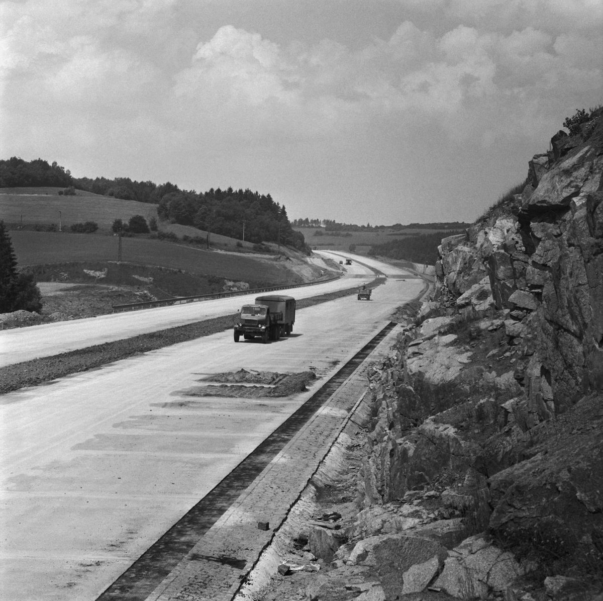11. června 1971 - Přesně měsíc a den před zprovozněním prvního dálničního úseku Praha – Mirošovice v délce 23 km. Motoristé se těšili, protože pro ně představoval také moderní silniční spoj Mirošovice – Benešov.