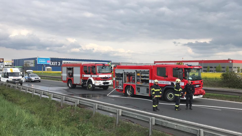 28. duben 2019: Na 2. kilometru dálnice D10 došlo k požáru vozidla. Událost se obešla bez zranění, na místě se nicméně začaly tvořit kolony.