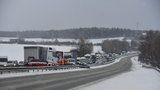 Dopravní komplikace na D10: Autobus v příkopě, nehody kamionů