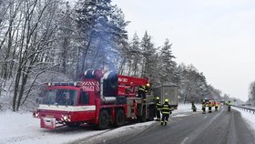 Dopravu na D10 zkomplikovaly dva kamiony. Jeden vyjel mimo silnici, druhý zastavil na dálnici provoz.