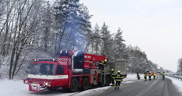 Hasiči museli k popadaným stromům i nehodám. Jen ve středu vyjeli skoro 700x