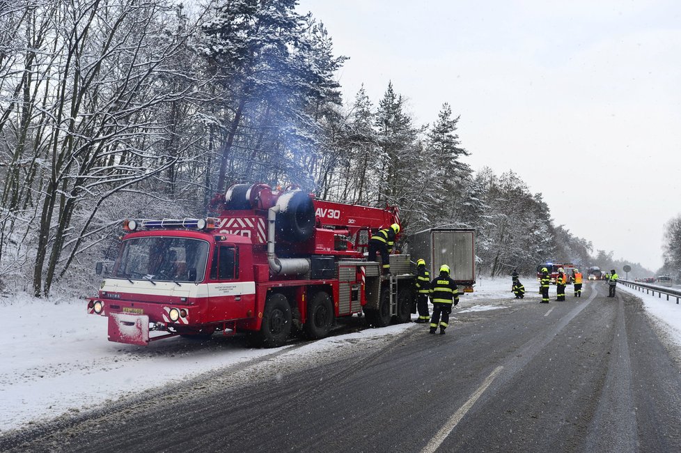 Dopravu na D10 zkomplikovaly dva kamiony. Jeden vyjel mimo silnici, druhý zastavil na dálnici provoz.