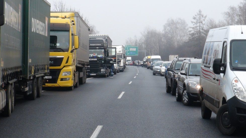 Na dálnici D10 spadl z přívěsu jeřáb.