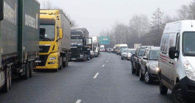 Nehody u Mladé Boleslavi uzavřely D10. Provoz už byl obnoven