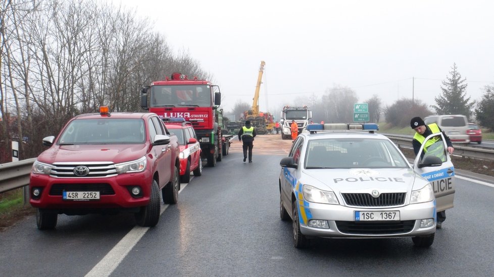 Na dálnici D10 spadl z přívěsu jeřáb.