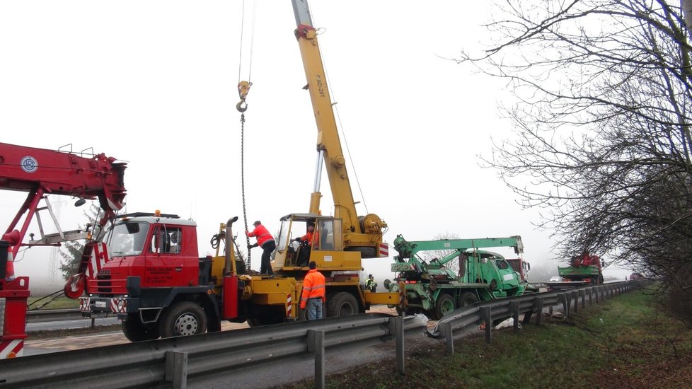 Na dálnici D10 spadl z přívěsu jeřáb.