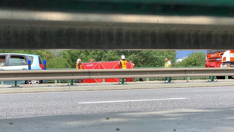 Na dálnici D10 u Mladé Boleslavi se dnes dopoledne srazila motorka a nákladní auto