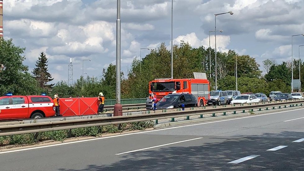 Na dálnici D10 u Mladé Boleslavi se dnes dopoledne srazila motorka a nákladní auto