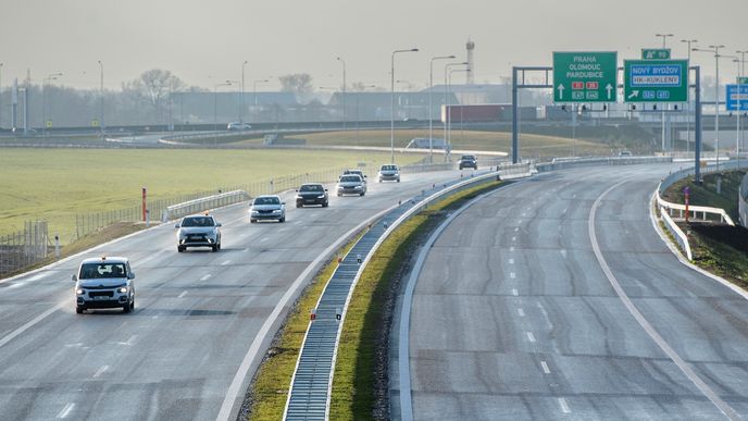 Nově otevřený úsek dálnice D11 mezi Hradcem Králové a Jaroměří