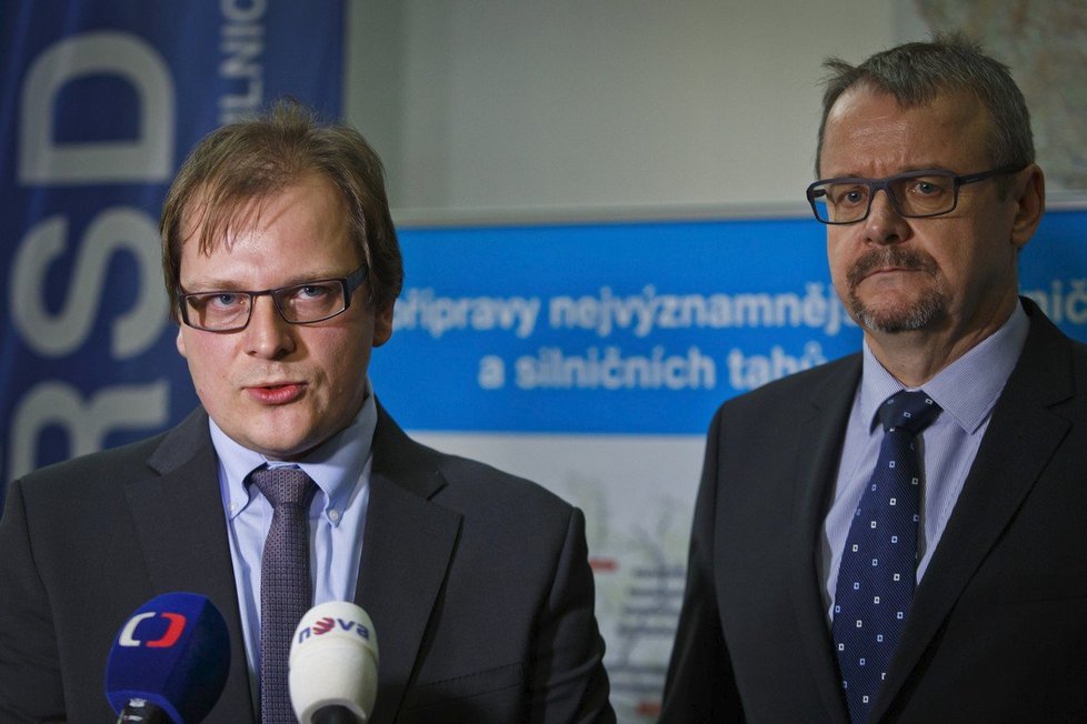 Jan Kroupa (vlevo) byl v Praze 8. prosince 2014 ministrem dopravy Danem Ťokem (ANO) jmenován novým ředitelem Ředitelství silnic a dálnic (ŘSD).