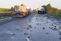 Komplikace na D11: U Mochova havaroval náklaďák s pivem, lahve se vysypaly na silnici
