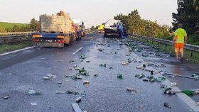 Po nehodě dvou kamionů se na dálnici D11 vysypal náklad na silnici.