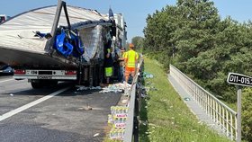 Po nehodě dvou kamionů se na dálnici D11 vysypal náklad na silnici.