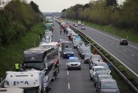 Kolony na dálnici D11 ve směru na Prahu! Převrátil se tu přívěs s koňmi, do něj ještě pak nabouralo auto