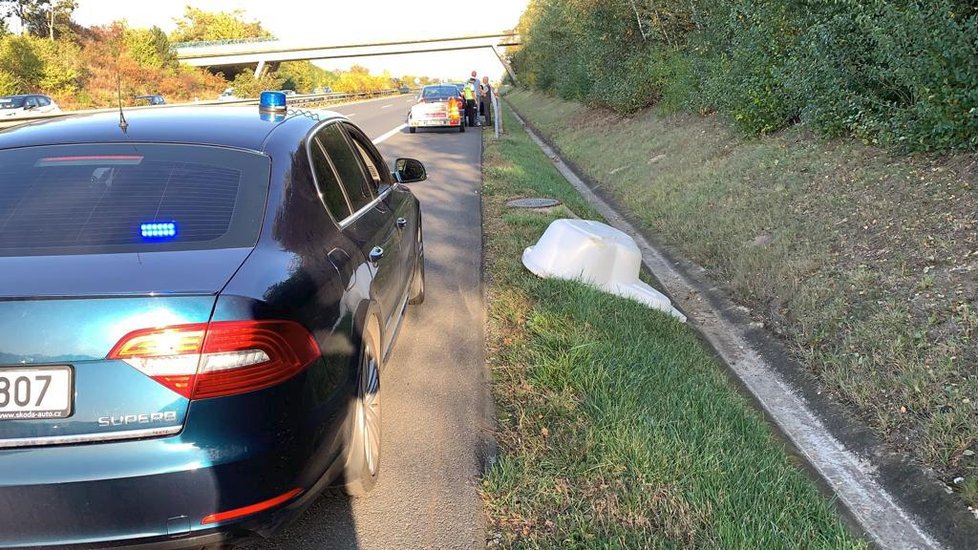 Po dálnici D11 šel muž s vanou na hlavě: Policisté jen zírali!