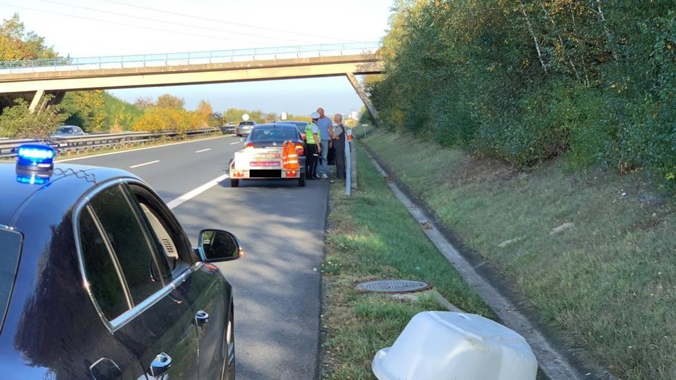 Po dálnici D11 šel muž s vanou na hlavě: Policisté jen zírali!