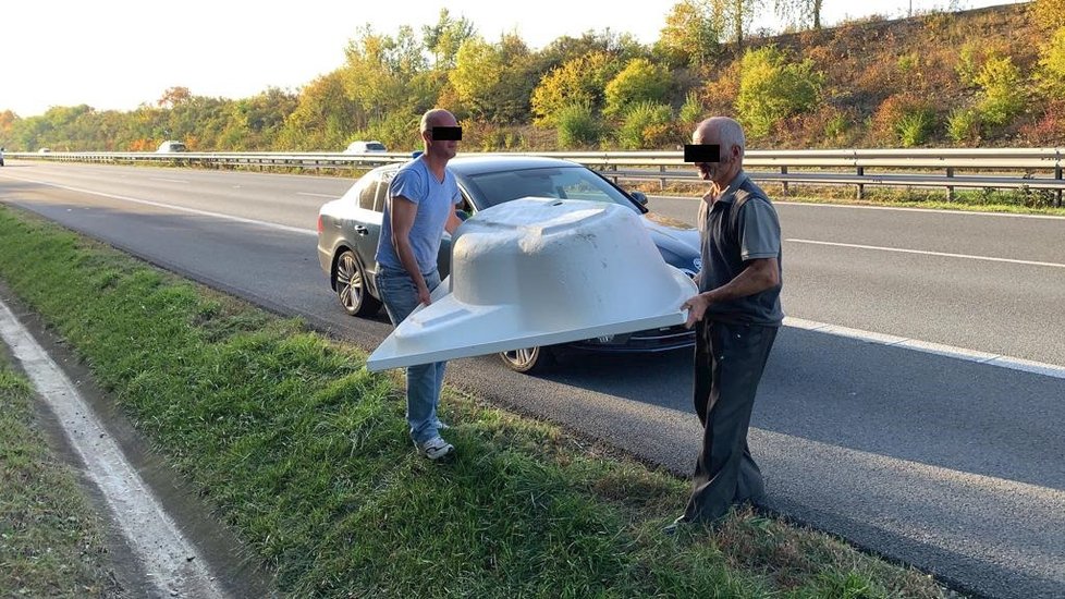 Po dálnici D11 šel muž s vanou na hlavě: Policisté jen zírali!