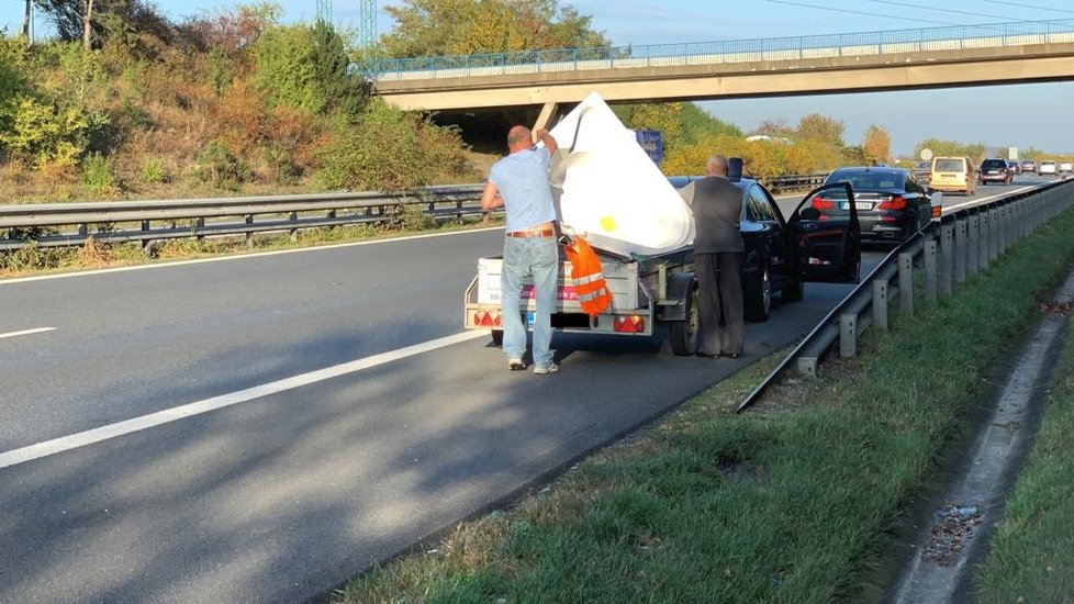 Po dálnici D11 šel muž s vanou na hlavě: Policisté jen zírali!