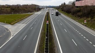 Dálnice D11 bude mít šest pruhů. Ještě si ale počkáme Dálnice D11 bude mít šest pruhů. Ještě si ale počkáme